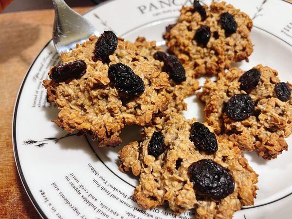 最後鋪好在烤盤上，灑上喜歡的果乾，用低溫烤。
約170度左右，烤20-30分，劉太太的烤箱大約20分就可以拿出來放涼啦❤️

希望各位小夥伴們會喜歡呦❤️