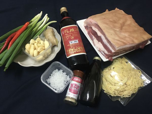 準備全部食材,筍絲抓洗三到四遍後，泡60分鐘左右備用;五花肉洗淨擦乾。