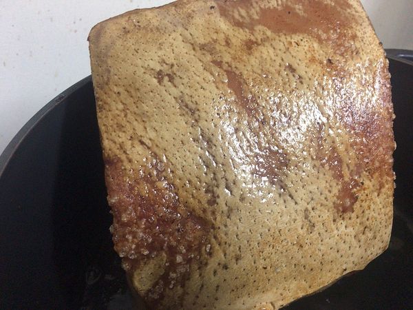 熱鍋放些油 五花肉 煎或炸至表皮略金黃色焦焦洽洽