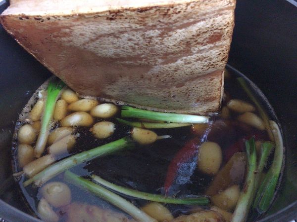 加入冰糖炒至焦黃，蒜 蔥白 辣椒 爆香