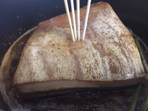 用竹籤扎洞更好入味..