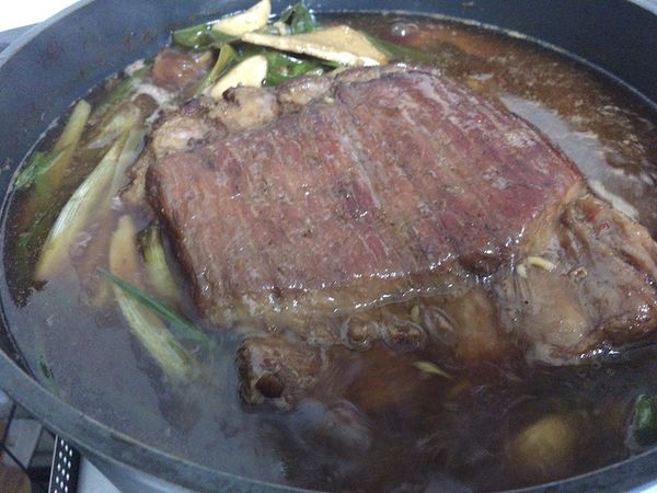 適時的翻面讓滷汁入味;調味料放入鍋中滷煮90分燜30-60分至肉軟爛即可（第二餐後或冰過會更入味好吃);再將滷汁拿來滷已經泡好的筍乾