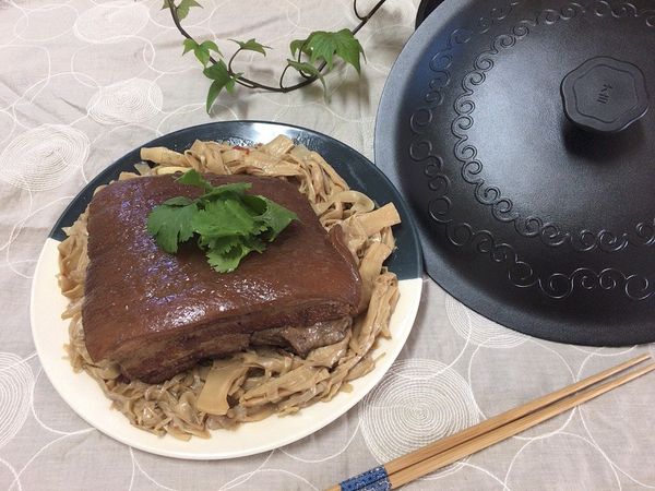 上桌前先將滷好的配菜鋪在盤子下層，擺上整塊滷好的封肉