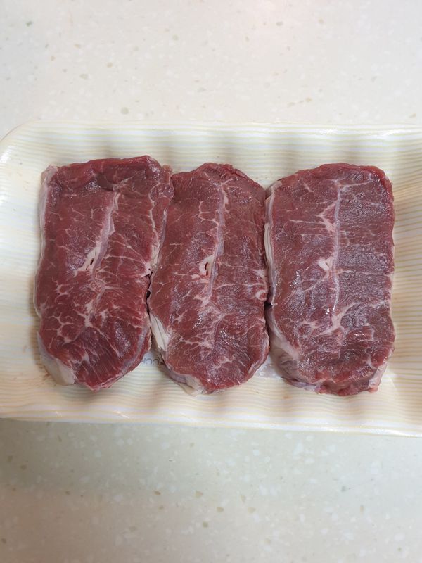 牛肩里肌、梅花或其它適合煎牛排的部位皆可