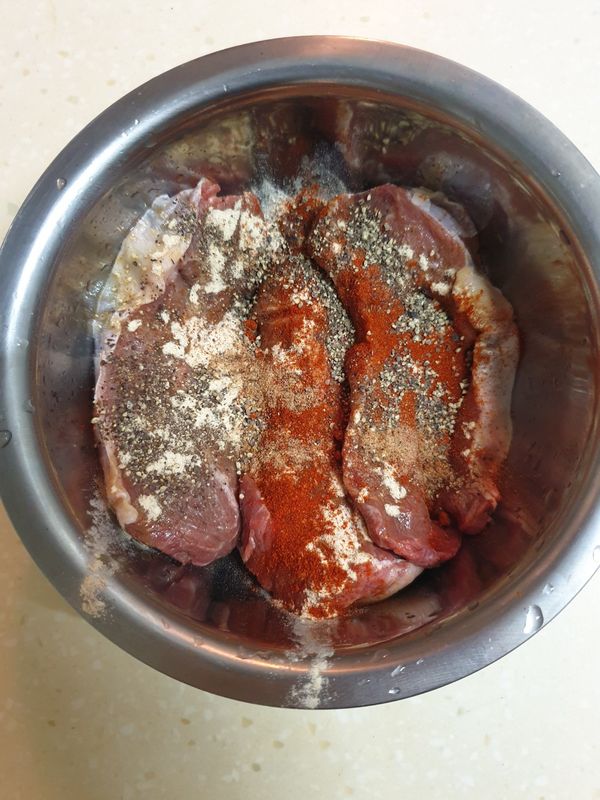 先以spice rub抓醃