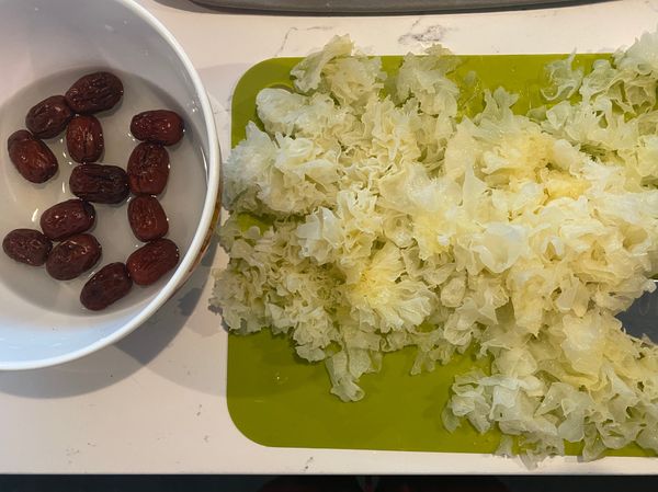 乾銀耳泡水後膨脹，把中間的梗切除後 其他切好備用

紅棗可泡水可不泡，切兩刀在上面