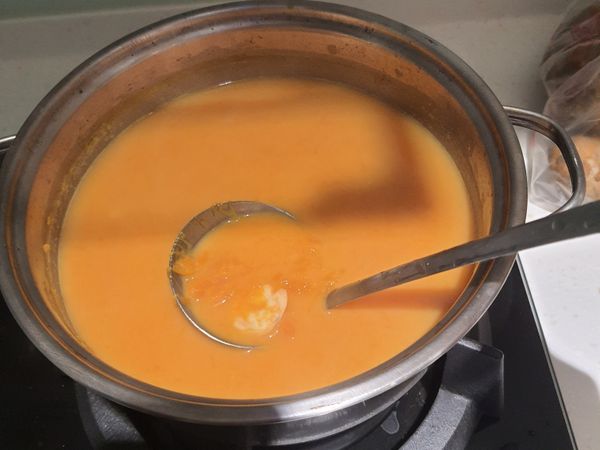 把南瓜挖出來壓成泥，分批倒去高湯裡，記得攪拌。

放入蝦子，等滾後，加入鮮奶，滾了就完成了。