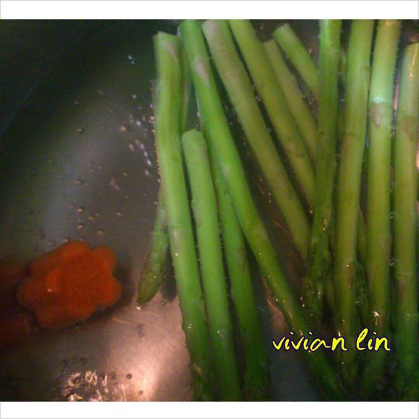 1蘆筍.紅蘿蔔片.先入滾水燙30秒.~可縮短烹調的時間