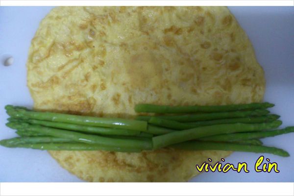 4將燙過的蘆筍.鋪放在蛋皮上.擠上少許美奶滋後.捲起來.再切小塊(也可以沾蕃茄醬唷)
