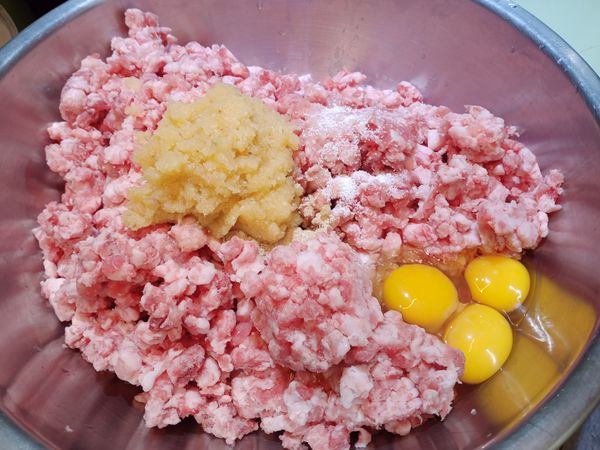 首先豬絞肉放入盆中
加入醃料（除太白粉外）
用手抓攪均勻

*照片中是三倍的量