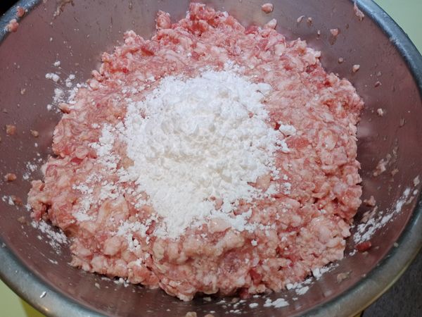 攪拌均勻後再加入太白粉
繼續抓攪