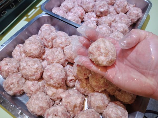 靜置後雙手抹油
左右手拋接的方式捏成福州丸大小的丸子