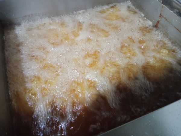 接下來這步驟就是讓表面定型
我量比較大直接使用油炸機180度炸兩分鐘
一般家庭可以用煎的或烤箱烤硬
氣炸鍋也可以
讓表面定型就可以