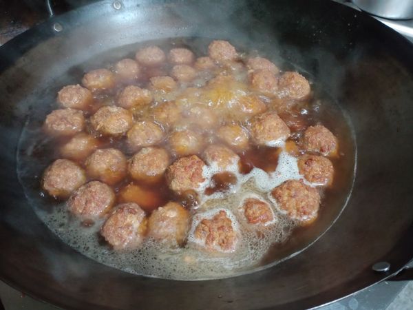 接下來起一鍋水加入醬油膏
肉丸丟下去剛好淹過去的水量
水滾後小火慢慢熬煮
讓肉丸的鮮味煮出來