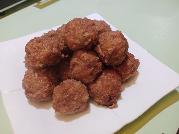 先單獨將肉丸撈出