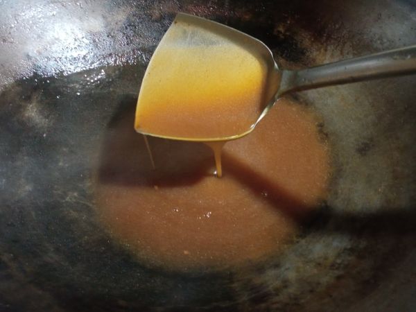 剩餘湯汁勾芡成濃稠醬汁
淋在肉丸上完成料理