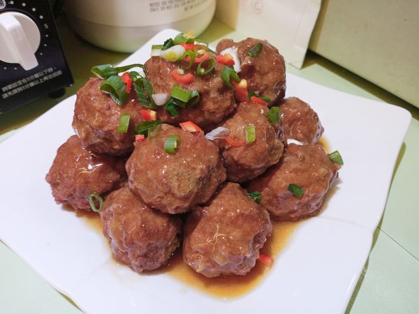 肉丸可以加一些荸薺跟蔥花增添風味
熬煮肉丸時放些整瓣大白菜一起煮
當作墊底擺盤更為美觀