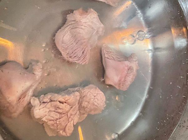 水煮開先放排骨煮5-10分
再放入蘿蔔中小火繼續煮15分
放入蛤蜊後，蛤蜊煮開放入調味料後
放入香菜絆一下馬上關火