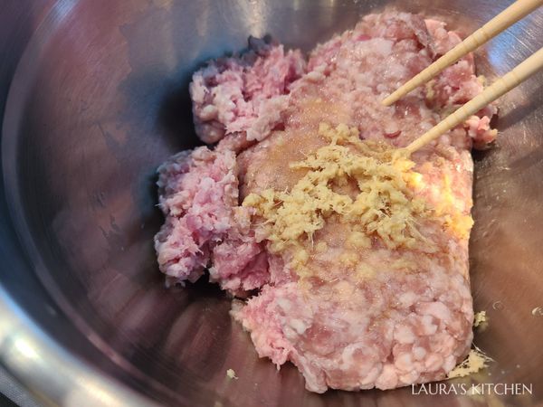 雪菜豬肉餡: 用3分肥、7分瘦的豬絞肉來製作水餃，肉餡的口感會多汁不乾柴。加入薑末去腥，用鹽、糖、白胡椒粉、香油簡單調味，筷子同方向畫圓攪拌，分次加入1大匙開水，增加肉餡的湯汁