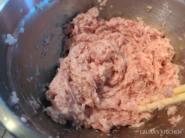 豬絞肉從一開始的顆粒狀，經過不停的攪拌產生黏性，產生一絲絲的紋路，這個攪拌的步驟是讓肉質有彈性的關鍵