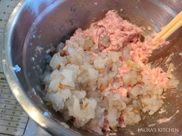 基礎肉餡完成後，放入增加鮮味的蝦仁丁