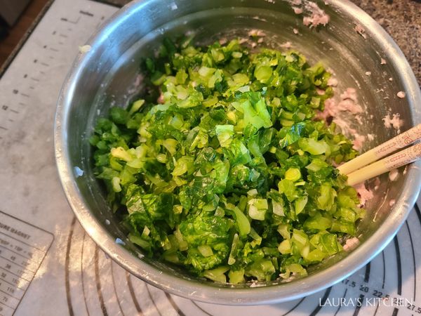 雪裡紅用開水洗過兩次，把多餘的鹽份洗掉，擠乾水分後加入肉餡