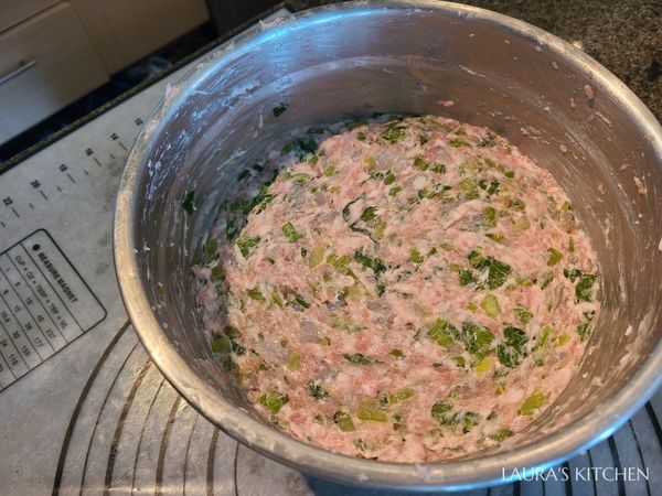 混和均勻後放入冷藏冰1小時，冰過的肉餡會比較好包