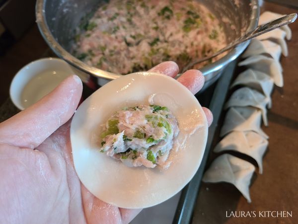 包水餃: 在水餃皮中央挖一匙肉餡，外圈抹水幫助黏合