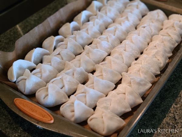 把水餃排排站、放上鋪有烘培紙的大盤子上，不要放太緊密，間隔一點距離才不會黏在一起。整盤放入冷凍1~2小時，冰硬之後就可以裝袋保存