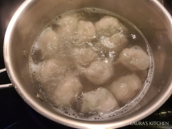 現包的水餃最新鮮好吃，每次包完都忍不住先「灑」一盤來吃!