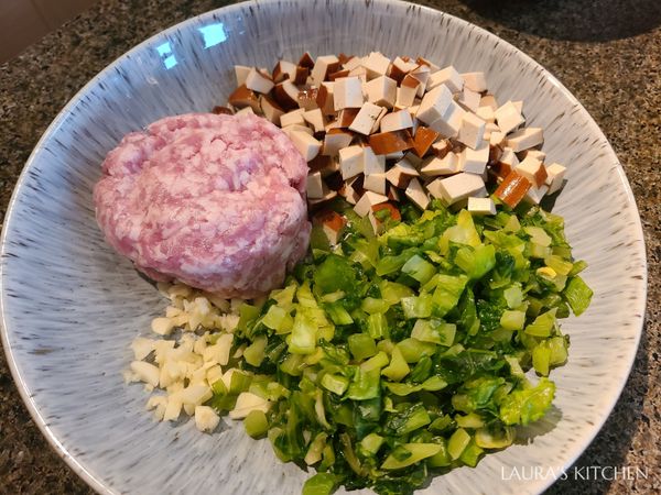 雪裡紅用開水洗過兩次，擠乾水分，豆干切丁，蒜頭切末，吃辣的話可以切一些辣椒丁