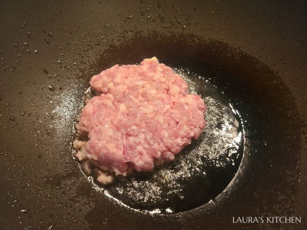 絞肉下鍋後先不急著用鏟子鏟碎，先壓扁成餅狀，像煎漢堡排一樣