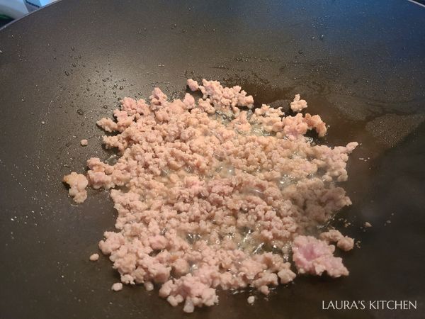 兩面煎熟後再用鍋鏟炒開，這樣生肉就不會沾黏在鏟子上了