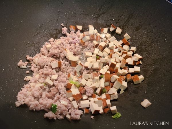 絞肉炒熟之後，先加入蒜末爆香，再加豆干炒到豆干表面焦香