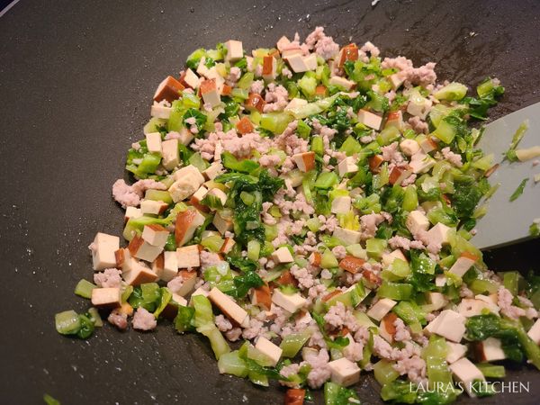 放入雪裡紅，加醬油、一點點糖、白胡椒來調味