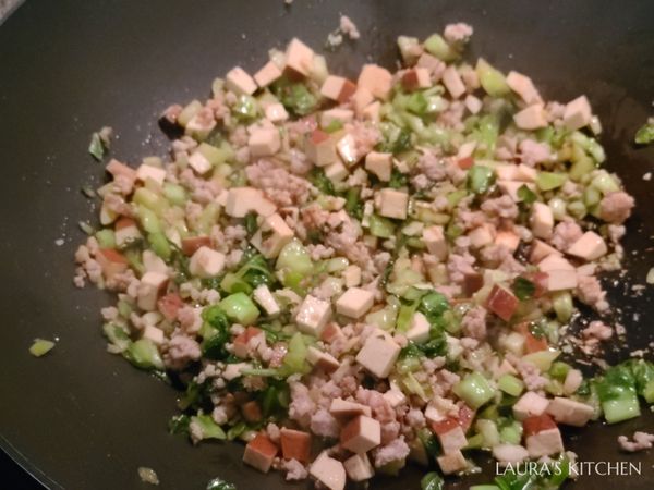 雪裡紅只需要簡單拌炒、不須炒太久，才能保有清脆的口感。大火拌炒後起鍋，超下飯的雪菜豆干肉末就完成了!