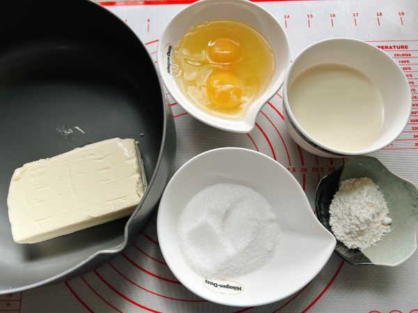 先將食材準備好
低筋麵粉先過篩