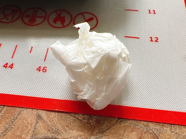 將烘烤紙裁減成杯模的大小
然後再用力的揉它
揉越爛越好