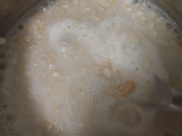 大燕麥+水煮滾大概三-五分鐘