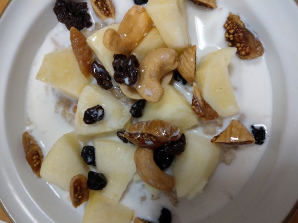 盛到碗裡，加入果乾，堅果，水果，牛奶，淋上蜂蜜。完成美味健康早餐。
（牛奶可不加，也很好吃）