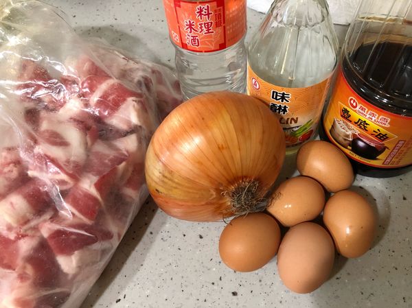 1、洋蔥切條狀、蛋全攪散、蔥切成蔥花備用。
      調醬汁：醬油 味醂 酒倒碗裡備用。

2、倒油熱鍋下洋蔥炒香加水下去煨煮，洋蔥半軟後加醬汁下去煨煮成自己喜愛的口感。

3、下牛肉片➡️蛋液➡️蔥花料理完成。