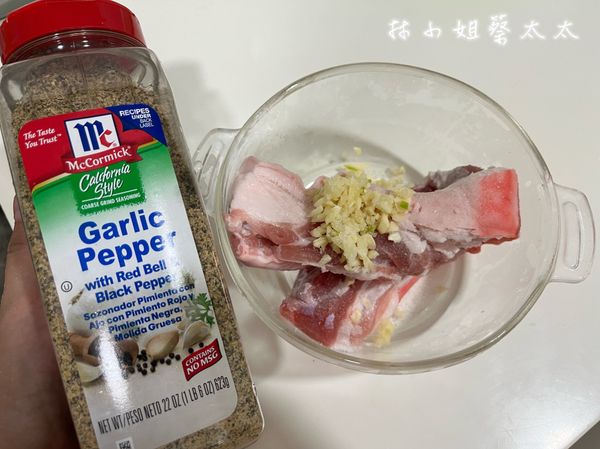 將醃料加入，塗勻（蒜頭切末，蒜味胡椒粉視個人口味加入）