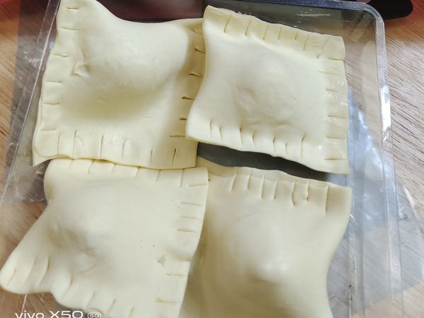 這個點心最方便的地方可以事先做好一大堆冰在冷凍庫。記得剛做好的時候因為酥皮有點退冰、最好是用酥皮附的塑膠膜紙一個、一個分開放, 或者是先用盤子將做好的酥皮湯圓放在冷凍庫半小時冰硬一點、之後再集中放都可以。我一次都是先作個兩三盒不同口味酥皮湯圓、再分裝冰在冷凍費用點心。朋友來的時候想吃多少就拿幾個出來