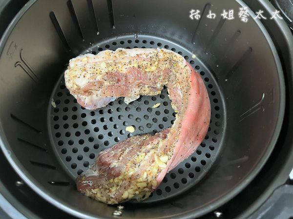 放入氣炸鍋，180度先烤10分鐘，翻面再烤5分鐘，喜歡脆一點的可以切片後再回鍋炸5分鐘。