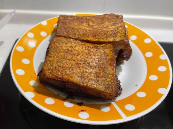 取出將鹽巴移除後再薄刷上一層醋，上下火220度烤30分鐘（放上層）即可完成✅