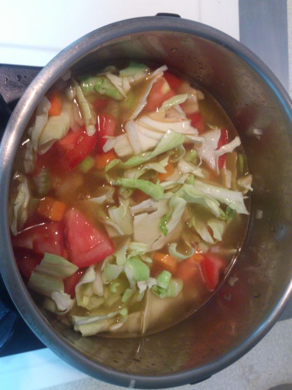 炒香後加入高湯，煮沸後轉小火熬煮約10~20分鐘，最後在加少許的鹽，就完成囉。