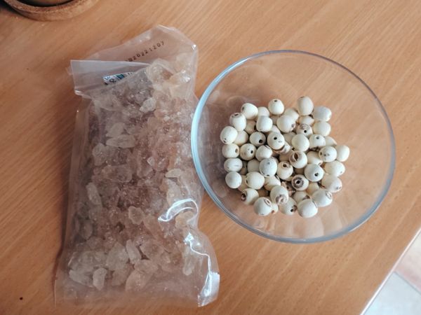 備料簡單，只要冰糖、蓮子就好
蓮子先用清沖淨備用，我準備半碗的量，看自己想吃多少放多少，蓮子煮過後會變大變鬆軟，在自己斟酌量