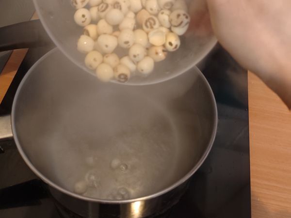 燒半鍋熱水，待水滾後下蓮子
蓮子下鍋後轉成中小火，然後蓋上鍋蓋悶40分鐘