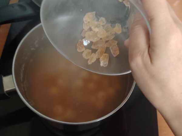 40分鐘後蓮子就會變得鬆軟，然後再加入冰糖，冰糖的量看個人口味，可以邊加邊嘗味道，調整自己喜歡的甜度
接著再煮5分鐘，讓冰糖充分融化