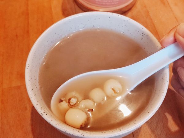 接著就可以起鍋，享用簡單美味的冰糖蓮子湯啦！
現在天氣冷，喝上一碗熱熱的甜湯暖身剛好
如果喜歡喝冰的，等甜湯放涼後冰冰箱，隔天就有涼爽的冰糖蓮子可以喝嘍~
冷熱皆宜😋